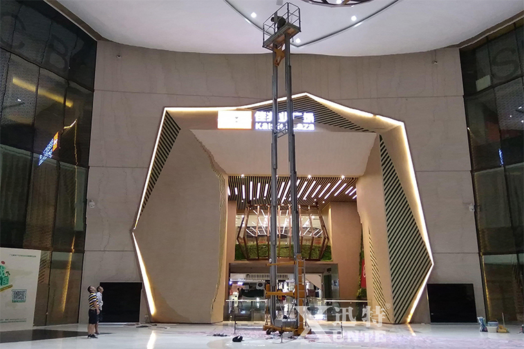 南京農(nóng)副產(chǎn)品交易中心使用迅特雙柱鋁合金升降機(jī)